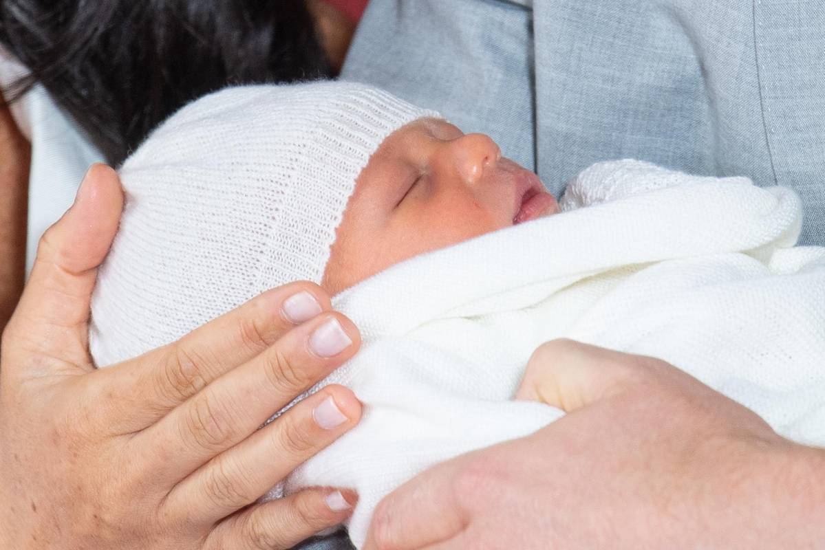 El príncipe Harry, duque de Sussex (R), de Gran Bretaña, y su esposa Meghan, duquesa de Sussex, posan para una foto con su hijo recién nacido en St George’s Hall en Windsor Castle en Windsor, al oeste de Londres, el 8 de mayo de 2019.Dominic Lipinski / AFP