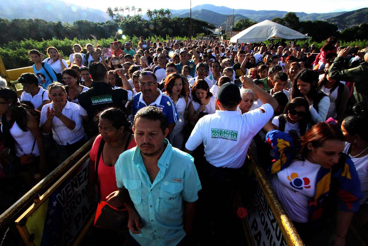 La apertura de la frontera por un plazo de 12 horas se produjo cinco días después que varios centenares de mujeres venezolanas evadieron a los guardias fronterizos de su país y llegaron a Cúcuta para comprar alimentos y medicinas ante el severo desabastecimiento de bienes básicos que sufre Venezuela. FOTO AFP