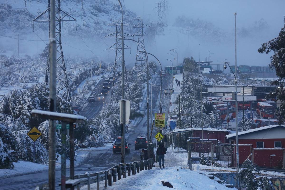  La capital chilena este sábado amaneció cubierta por un manto blanco tras la mayor nevada de la última década, un fenómeno que dejó a más de 300.000 hogares sin suministro eléctrico y que se repitió en otras regiones del país. EFE Y REUTERS