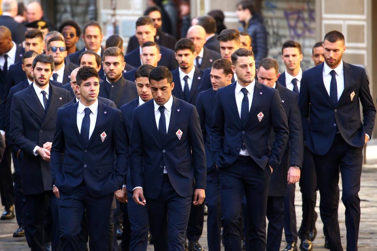 Los jugadores de la plantilla de Fiorentina llegaron para darle el último adiós a su compañero y capitán, Davide Astori, quien falleció el pasado domingo por una falla cardíaca. FOTO AFP 