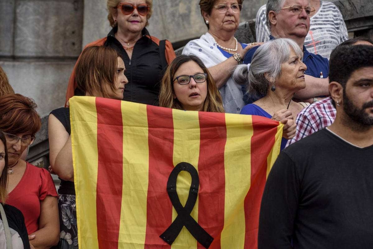 Entre homenajes a las víctimas y relatos del horror vivido transcurren las horas posteriores al ataque terrorista perpetrado por una célula yihadista. FOTO EFE
