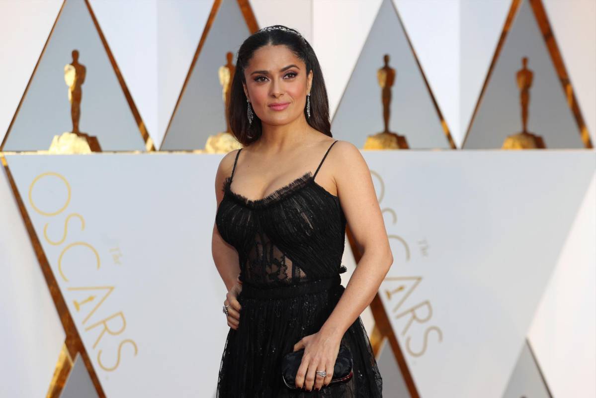 Salma Hayek, una más de negro para esta alfombra foja. FOTO Reuters