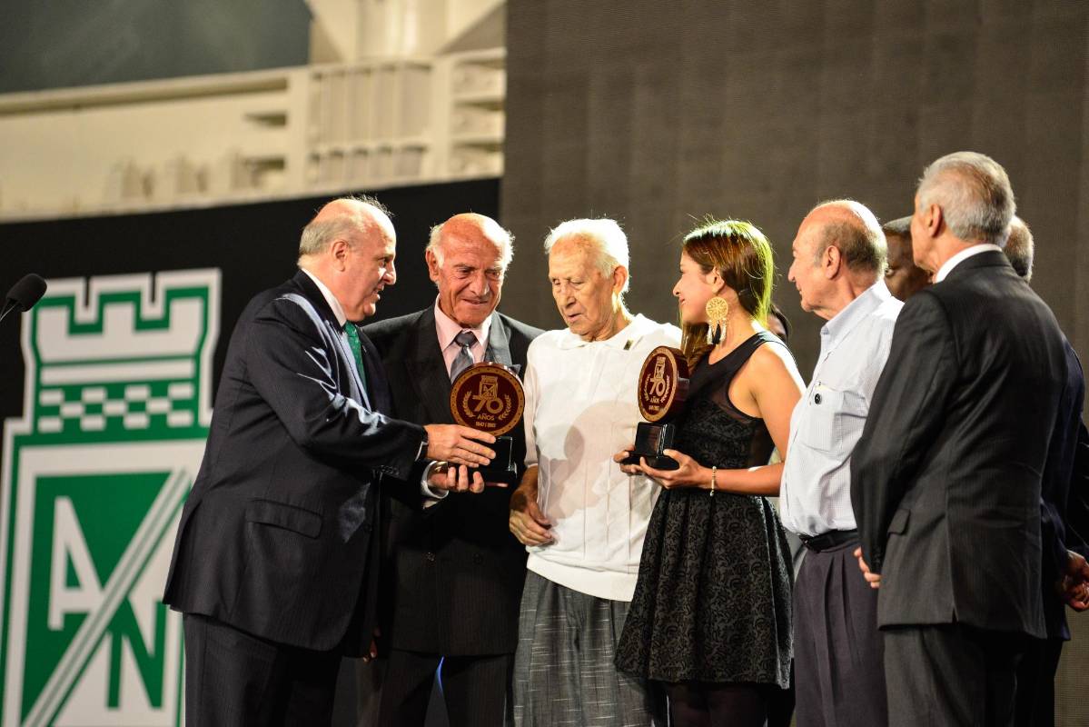 Antonio José Ardila, miembro de la organización Ardila Lülle, entregó un reconocimiento a la primera generación de jugadores de Nacional. FOTO CORTESÍA 