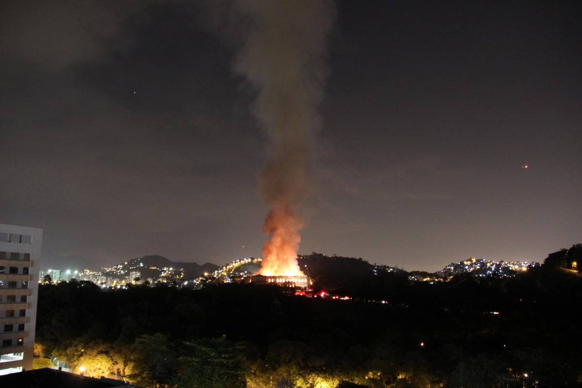 El vicedirector del museo, Luiz Fernando Dias Duarte, dijo sentir “un desánimo profundo” y una “inmensa rabia”. “Todo el archivo histórico, que estaba almacenado en un punto intermedio del edificio, fue totalmente destruido. Son 200 años de historia que se fueron”, afirmó. FOTO REUTERS