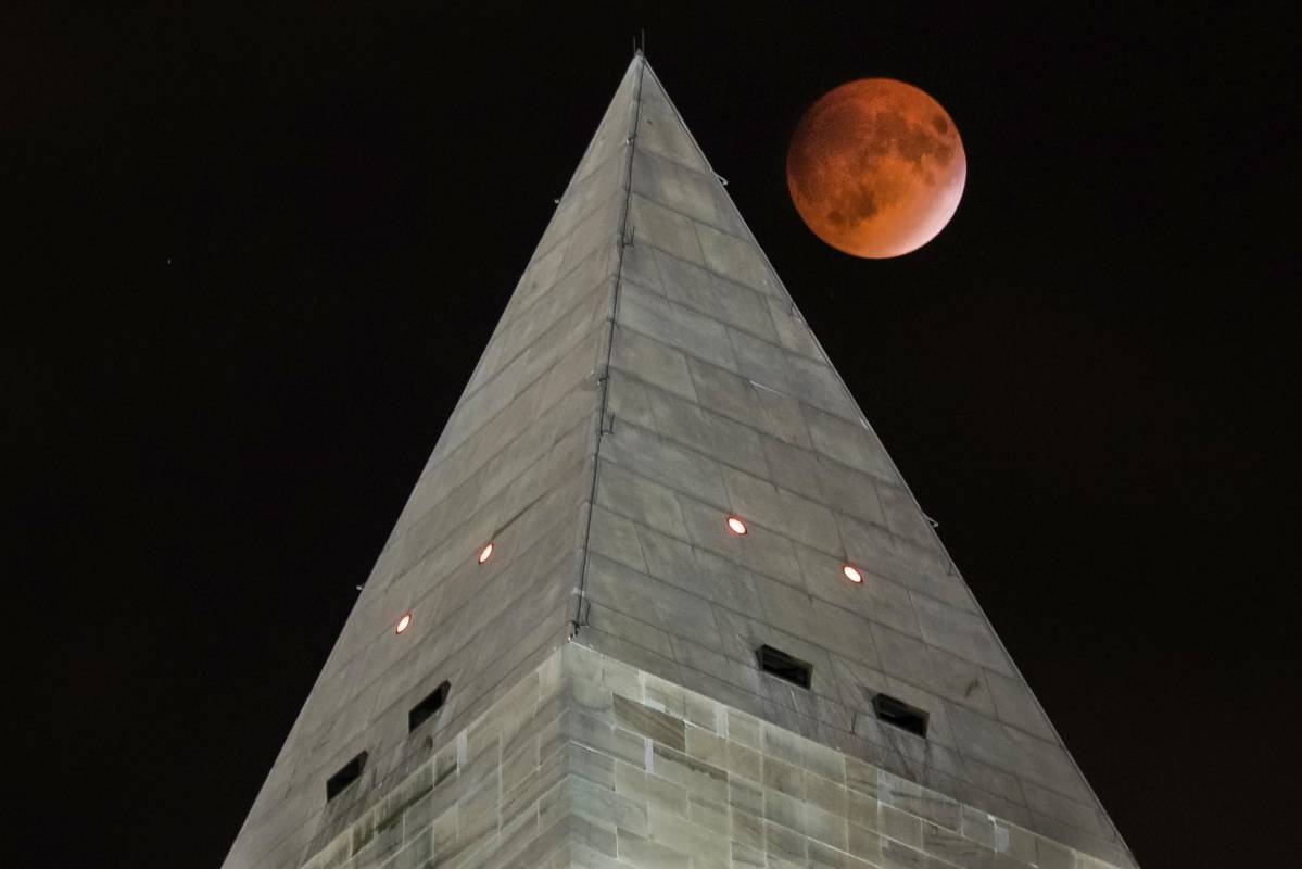 Así se vio la Luna en Washington. FOTO AP/J. David Ake