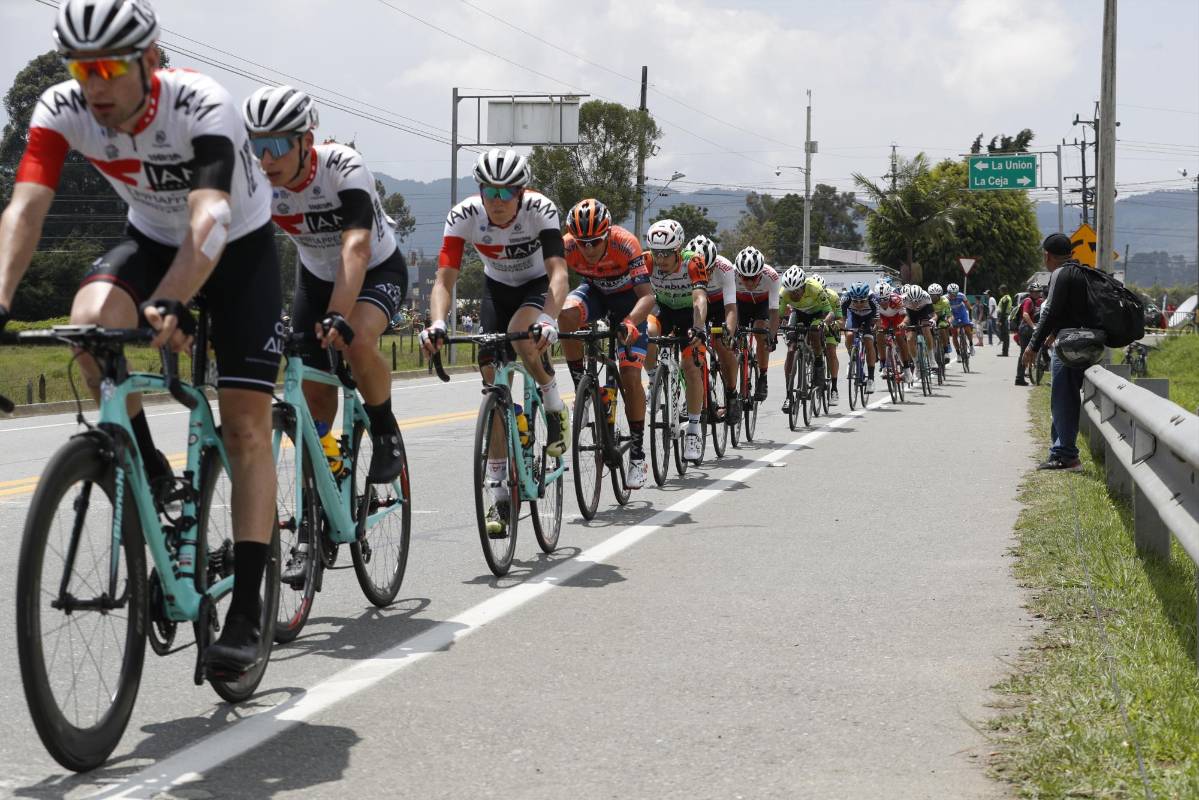 El francés Julián Alaphilippe, del Deceuninck-Quick-Step, ganó la etapa por delante de Daniel Martínez (EF-Education) e Iván Ramiro Sosa (Sky). FOTO MANUEL SALDARRIAGA 