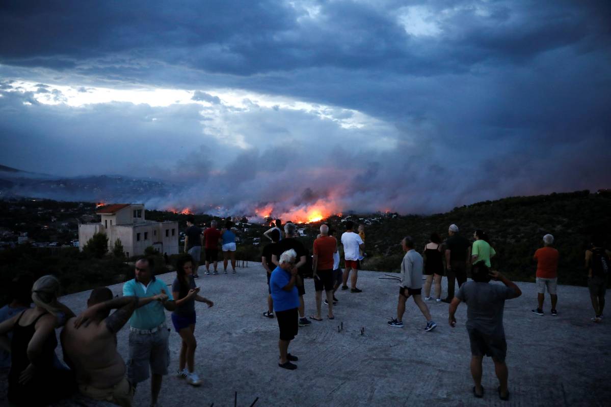 Otros incendios han provocado daños importantes en el norte de Europa, desde Noruega a Letonia y particularmente en Suecia, donde el calor y la sequía han detonado fuegos en bosques y praderas, además de vaciar las capas freáticas y reducir el nivel de agua de los grandes lagos. FOTO: REUTERS