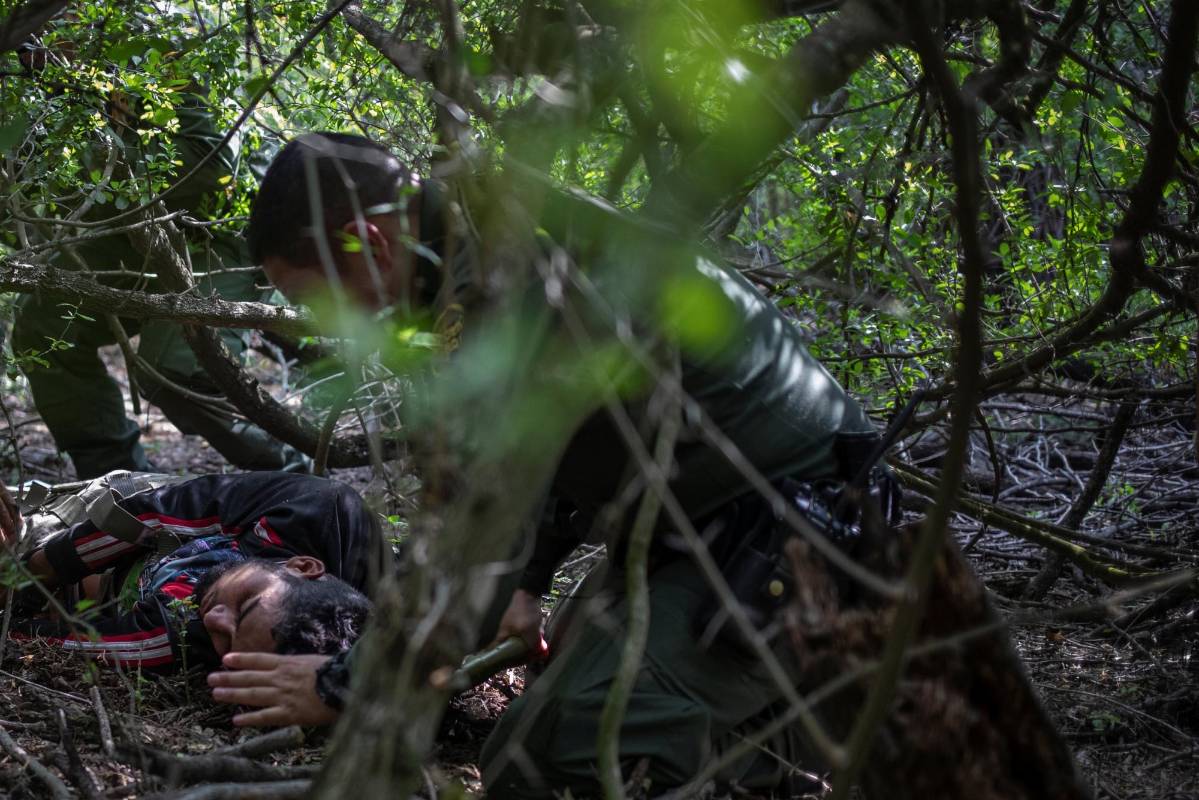 En difíciles condiciones de calor, hambre y deshidratación, los migrantes de Centro y Suramerica tratan de cruzar desde México hacia el norte, bajo el constante asedio de las autoridades norteamericanas que buscan evitar la llegada de estos grupos de familias que no tienen la visa para entrar al país. Foto: REUTERS