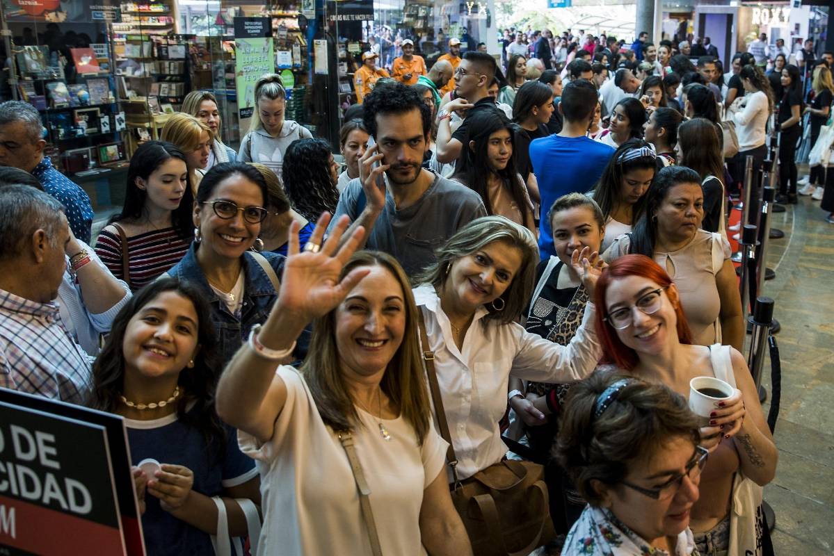 Fans de la marca madrugaron este sábado para asistir a la apertura de H&M, la empresa sueca que abrió su primera tienda en el centro comercial El Tesoro de Medellín. FOTO JULIO CÉSAR HERRERA