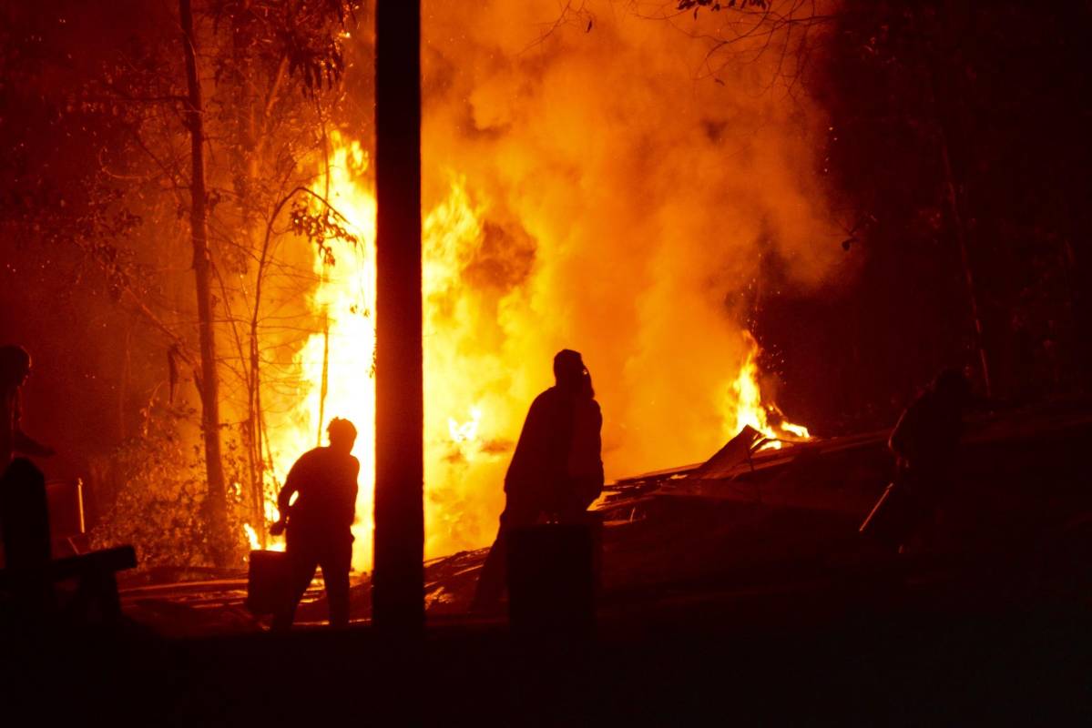 En estos momentos hay 142 incendios activos en todo el territorio chileno, de lo cuales, 51 están controlados, 77 están en combate y 14 pueden considerarse extinguidos, según informó la Oficina Nacional de Emergencia (Onemi), con base en datos proporcionados por la Corporación Nacional Forestal (Conaf). FOTO AFP