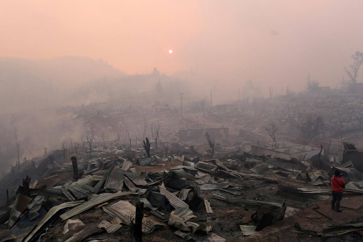 Esto permitirá duplicar la capacidad actual para combatir las llamas desde el cielo, aunque Bachelet subrayó que para la extinción de los incendios es fundamental el trabajo que realizan las brigadas y bomberos por tierra. FOTO REUTERS