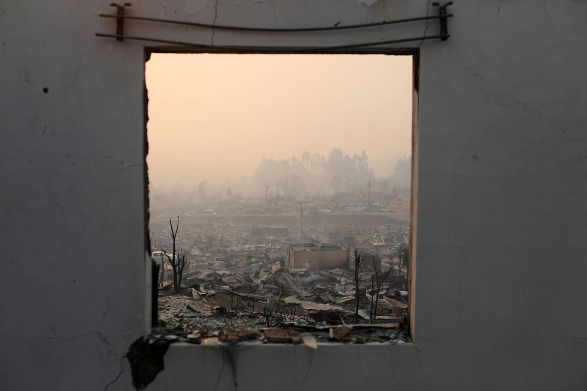 Esta ayuda internacional se suma a la treintena de bomberos colombianos que llegaron esta semana y ya se encuentran en la región del Biobío combatiendo las llamas. FOTO REUTERS