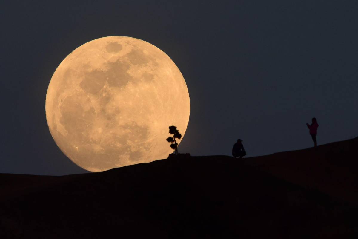 El eclipse lunar total, particularmente raro por su tamaño, dio este miércoles un espectáculo visible en gran parte del planeta. FOTO AFP