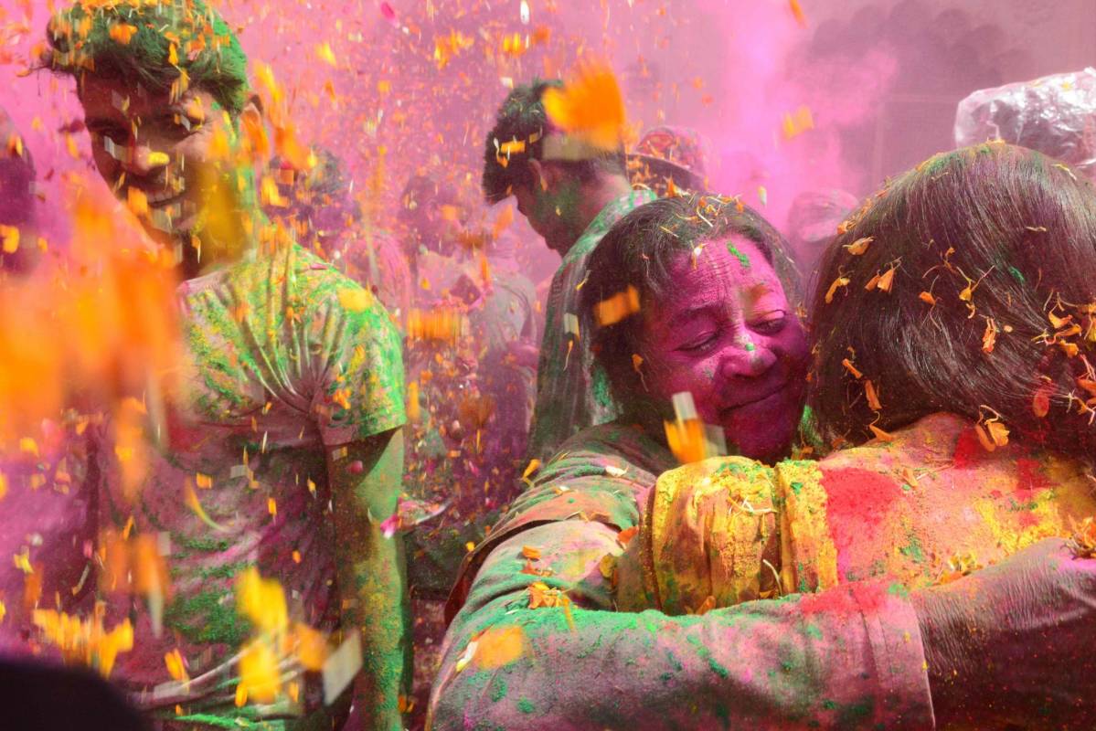Pero hoy las viudas cantaron, bailaron y se embadurnaron de colores al son de Holi, una celebración que el colectivo lleva a cabo en esta ciudad desde 2013. FOTO AFP