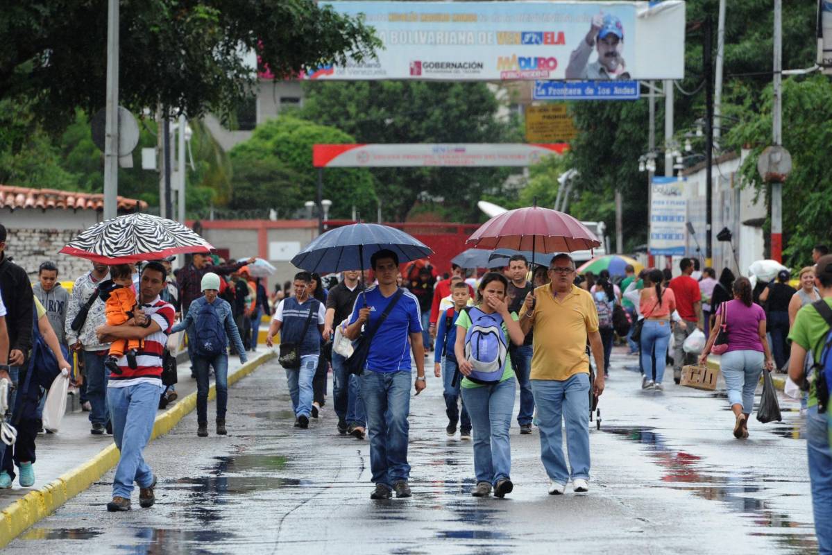 El ministro de Defensa de Colombia, Luis Carlos Villegas, informó que una “caravana especial” partió hacia Cúcuta, debido a la llegada de ciudadanos de ese país para comprar alimentos, artículos de primera necesidad y medicamentos. FOTO AFP