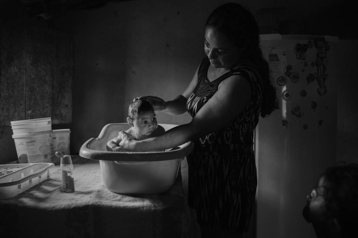 Adriana Cordeiro Soares, de 30 años, baña a su hijo Joao Miguel, de 3 meses de edad, nacido con microcefalia causada por el virus Zika. Ganadora del segundo lugar de una serie en la categoría temas contemporáneos. Lalo de Almeida / Cortesía de World Press Photo Foundation 