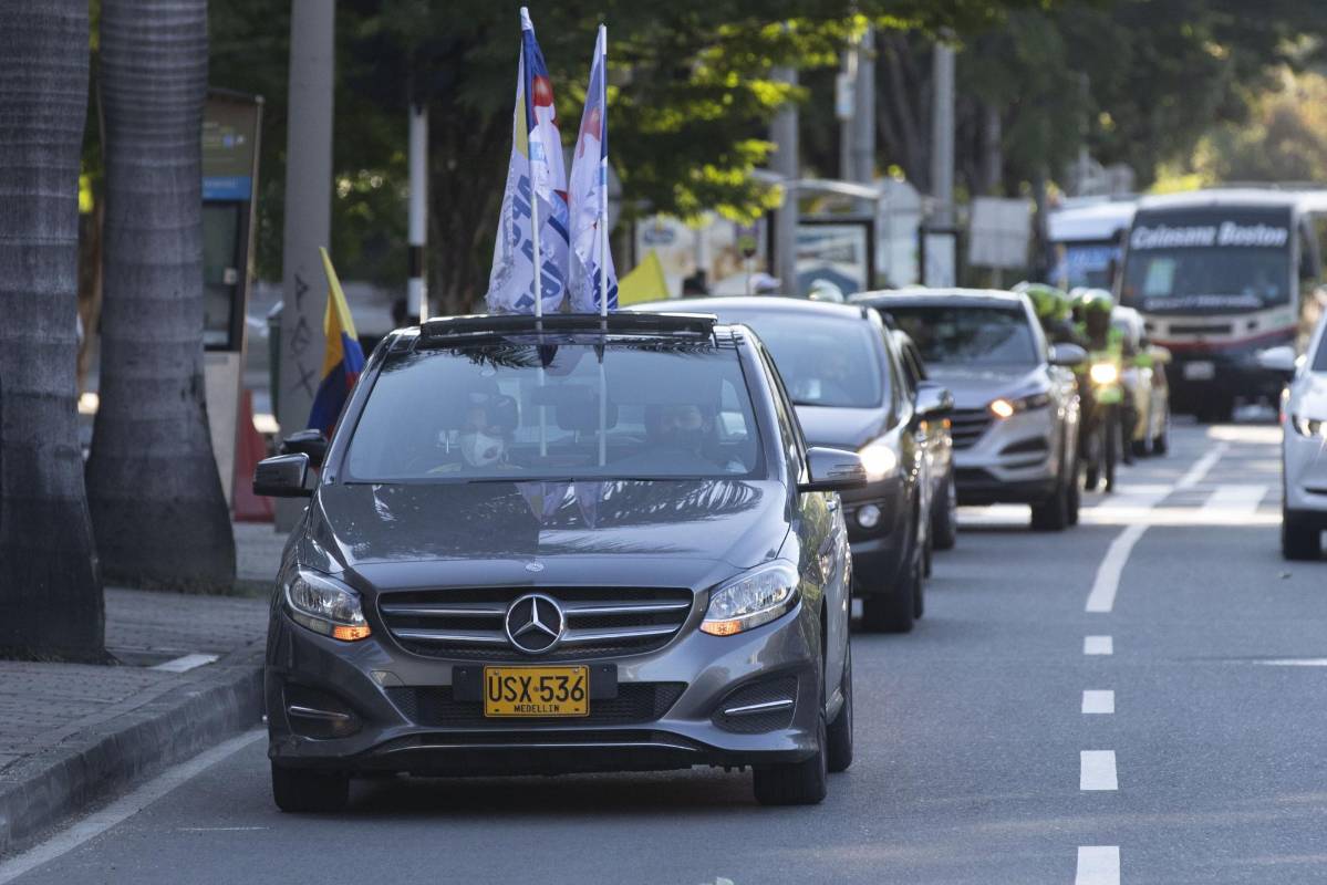 Varios ciudadanos celebraron la medida con una caravana de vehículos que rondó La Alpujarra en varias ocasiones y luego se dirigió hacia El Poblado. FOTO: Edwin Bustamante