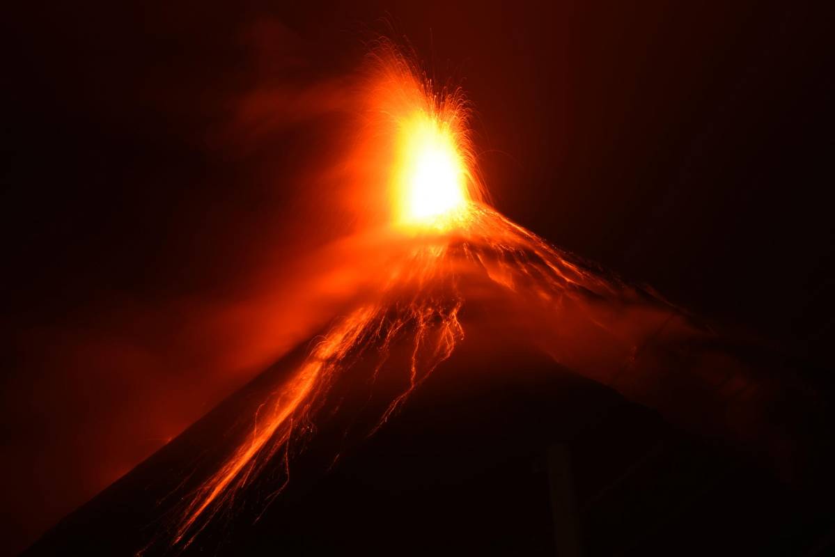 Además, expulsó columnas de lava de unos 500 metros sobre el cráter con descensos de flujos piroclásticos, una mezcla de gases, ceniza y rocas ardientes, en barrancos del oeste del volcán.
