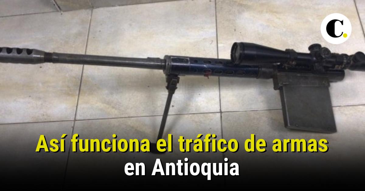 Airsoft hombre uniformado con un rifle de francotirador, que