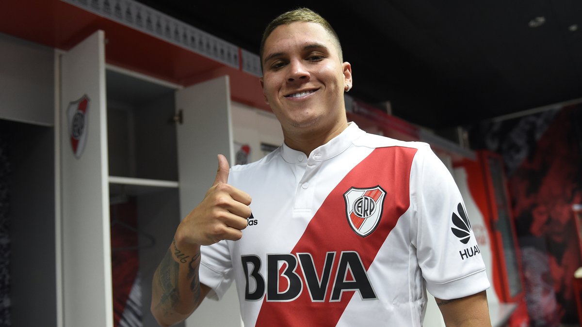En el camerino y con su foto y nombre oficial, Quintero inicia un camino en el fútbol argentino. FOTO TOMADA DE RIVER PLATE