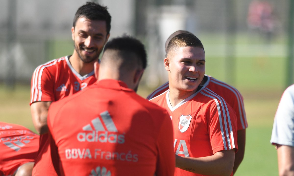Durante la primera práctica se vio muy sonriente al jugador que le manifestó a la página oficial del club que no había dudado un instante en llegar a esa institución. FOTO TOMADA DE RIVER PLATE