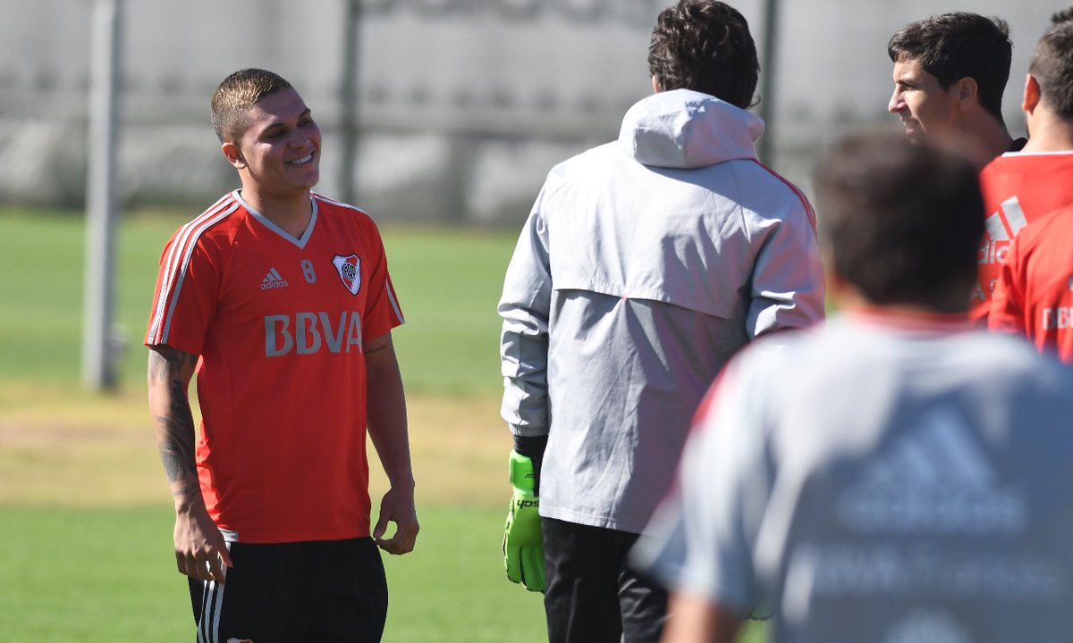 El grupo de jugadores que son orientados por Marcelo Gallardo le dieron la bienvenida al jugador colombiano. FOTO TOMADA DE RIVER PLATE