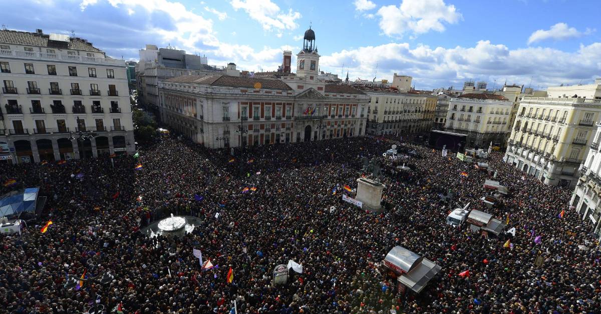 Miles de personas salen a las calles en Madrid convocadas por Podemos