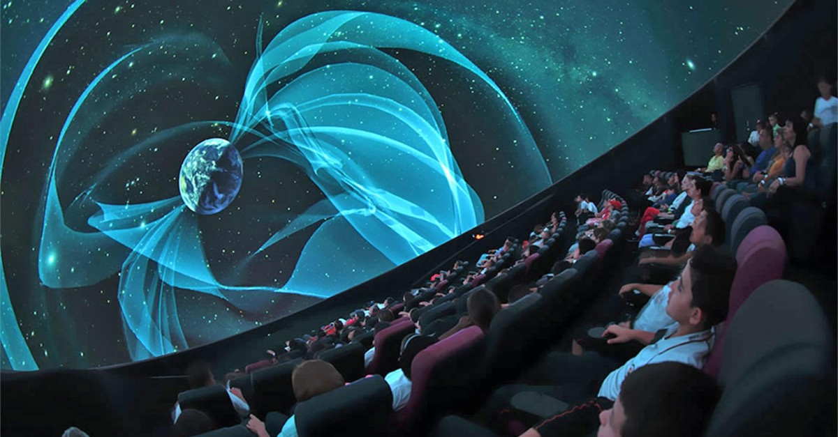Qué es un Planetario Digital? Cúpula, Proyector y películas.