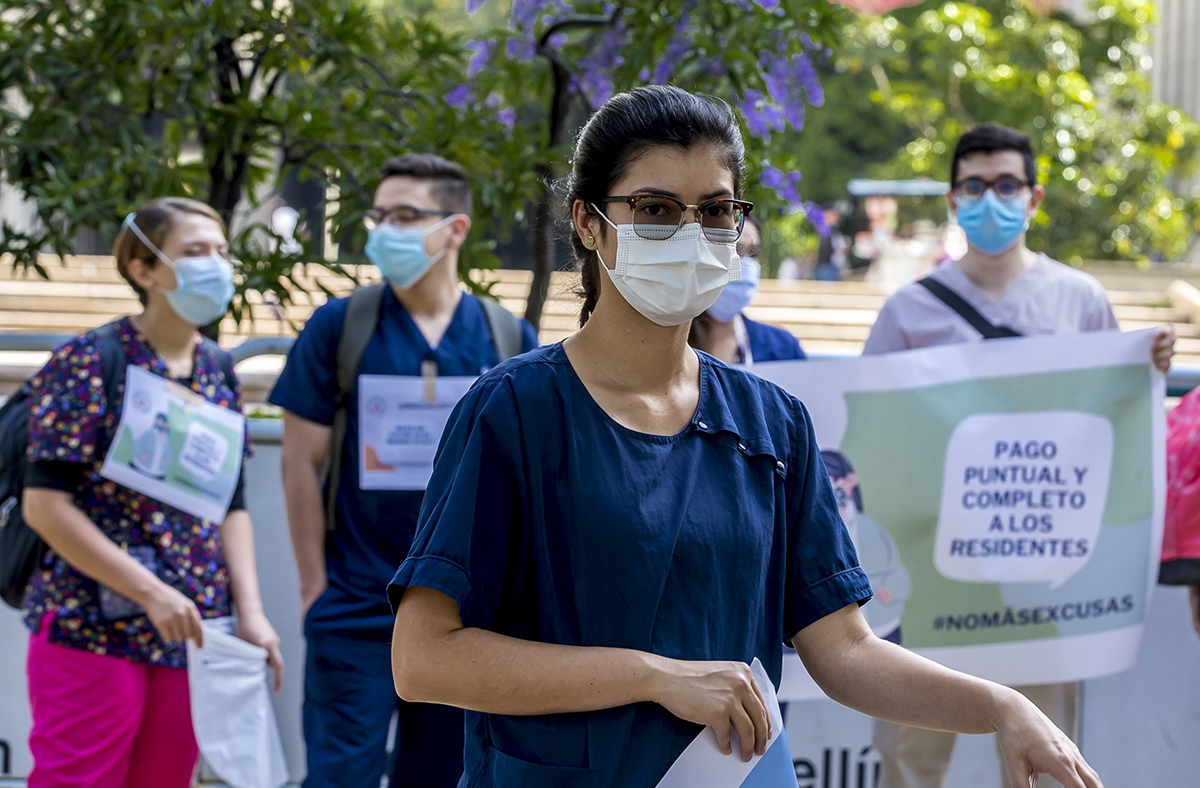 Según las cifras del Sistema Nacional de Residencias Médicas (SNRM), el 68,5 % de los residentes no ha recibido el salario de agosto. FOTO JUAN ANTONIO SÁNCHEZ OCAMPO