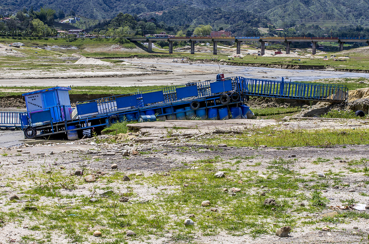 La plataforma donde se venden los tiquetes para los paseos en el embalse se encuentra encallada a más de 200 metros de la orilla. FOTO JUAN ANTONIO SÁNCHEZ OCAMPO