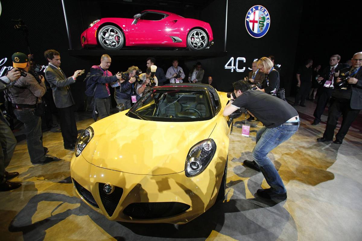 En términos similares se expresó el presidente de Fiat Chrysler Automobiles (FCA), Sergio Marchionne, quien tras la presentación mundial del nuevo Alfa Romeo 4C Spider, dijo que la histórica marca de lujo italiana tiene como objetivo BMW. FOTO AFP