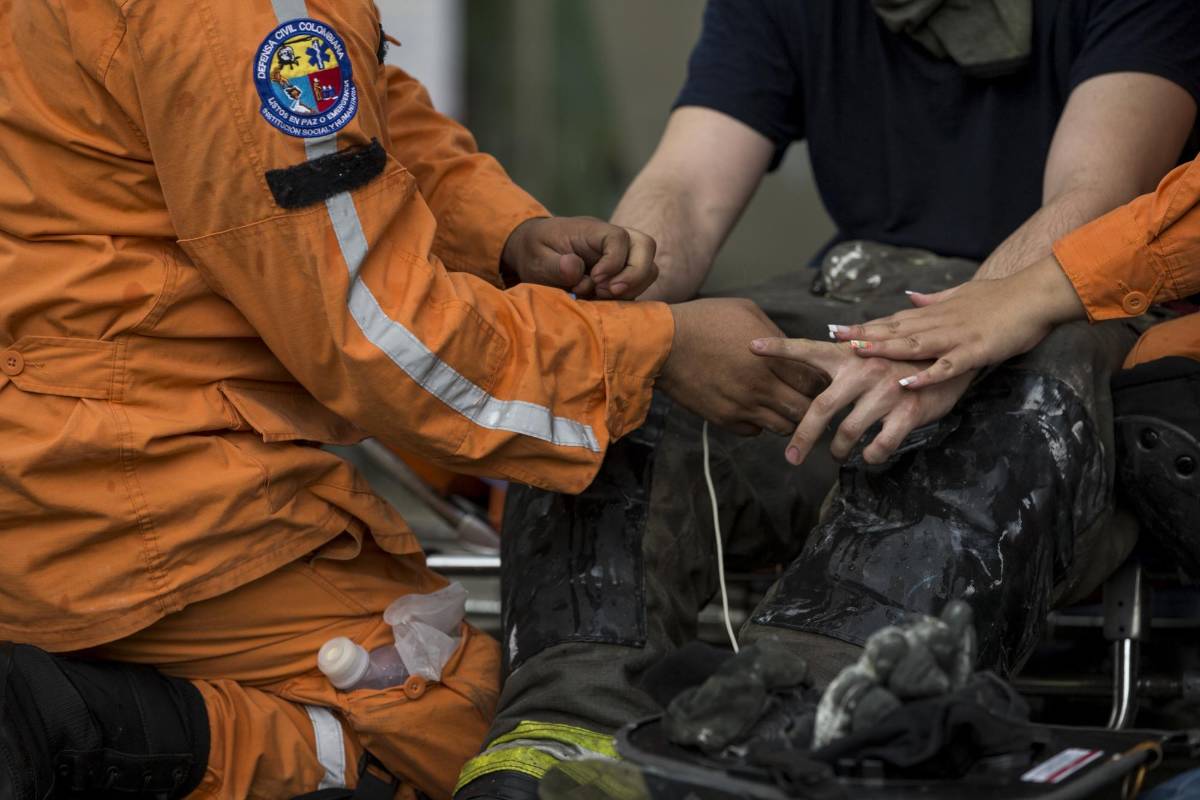 El alcalde de Medellín, Federico Gutiérrez, catalogó de héroes a los bomberos heridos. FOTO: SANTIAGO MESA.