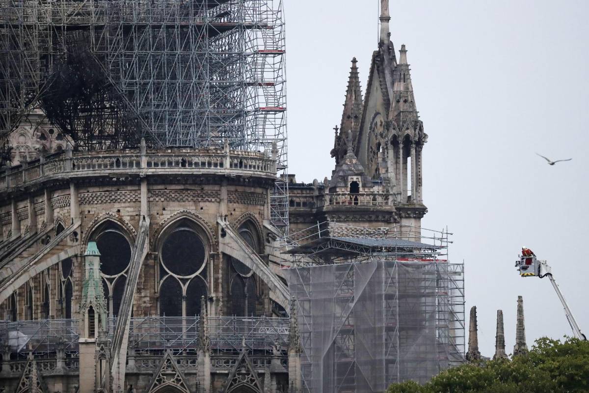 Christophe Provot, un estudiante de historia de 25 años y ferviente católico, pasó toda la noche en la Ile de la Cité, el barrio en el centro de París donde se alza Notre Dame, rezando y cantando junto a desconocidos. FOTO EFE