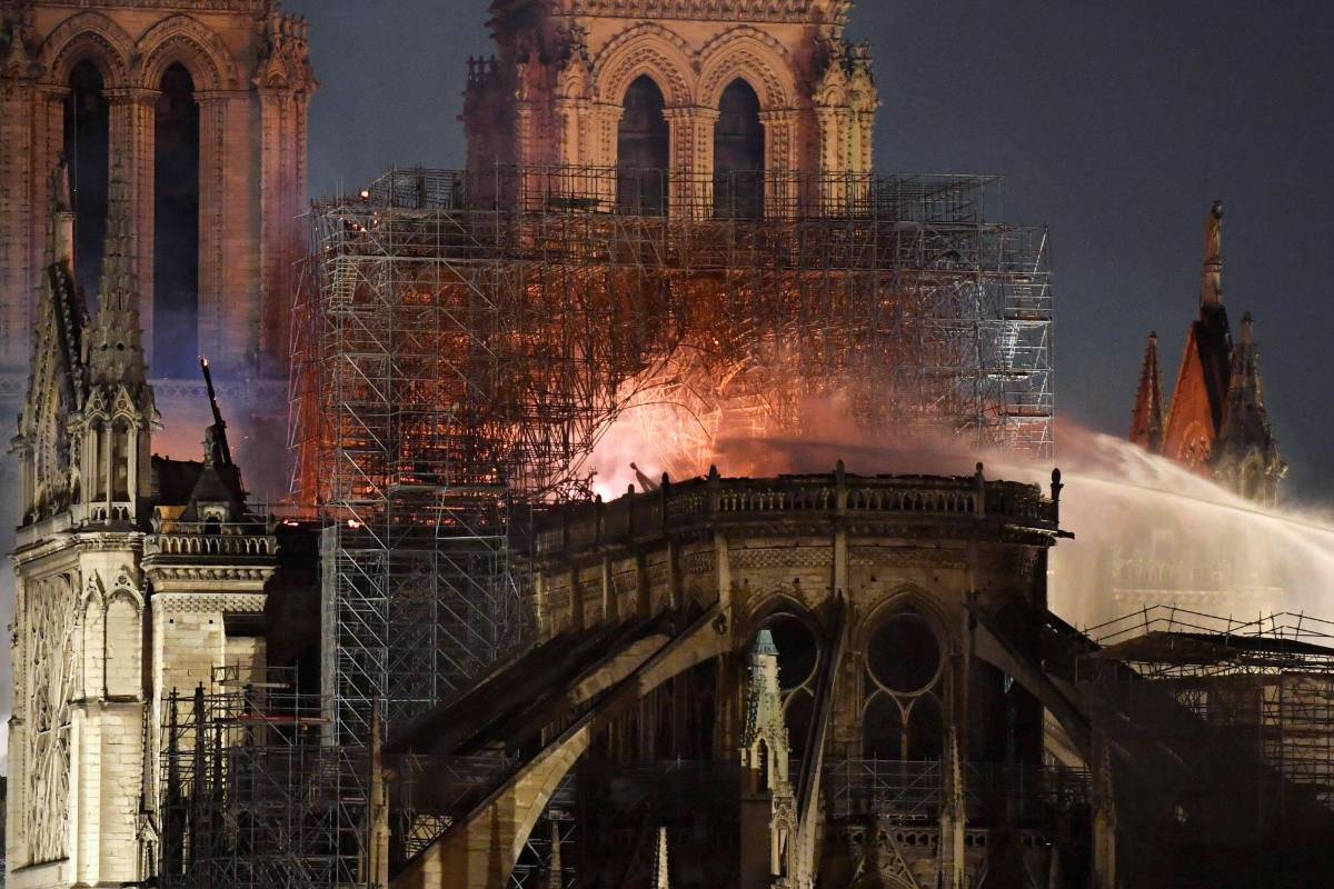 Pese a los inestimables daños, no todo se perdió. Nuestra Señora, una estatua de Virgen María, fue descubierta casi intacta y la mayoría de las vidrieras del templo, incluido el magnífico rosetón redondo que domina la fachada occidental de la iglesia, se salvaron. FOTO EFE