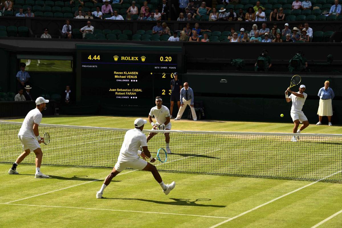 Michael Venus y Raven Klaasen frente a Juan Sebastian Cabal y Robert Farah.FOTO: AFP