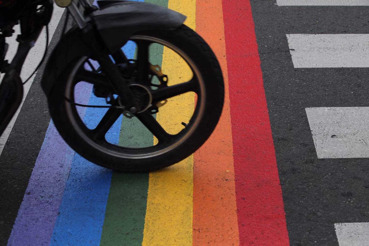 Mediante apropiaciones del espacio público se busca sensibilizar sobre temas de inclusión a la población Lgbtiq. Foto: Edwin Bustamante