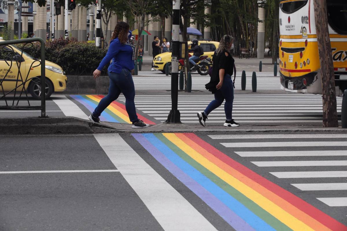 Mediante apropiaciones del espacio público se busca sensibilizar sobre temas de inclusión a la población Lgbtiq. Foto: Edwin Bustamante
