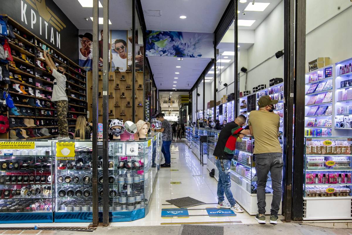 La venta de electrodomésticos, computadores y equipos de comunicaciones deberá realizarse en su totalidad de manera virtual con el fin de evitar posibles aglomeraciones en los establecimientos comerciales que generen contagios de covid-19. Foto: Jaime Pérez.