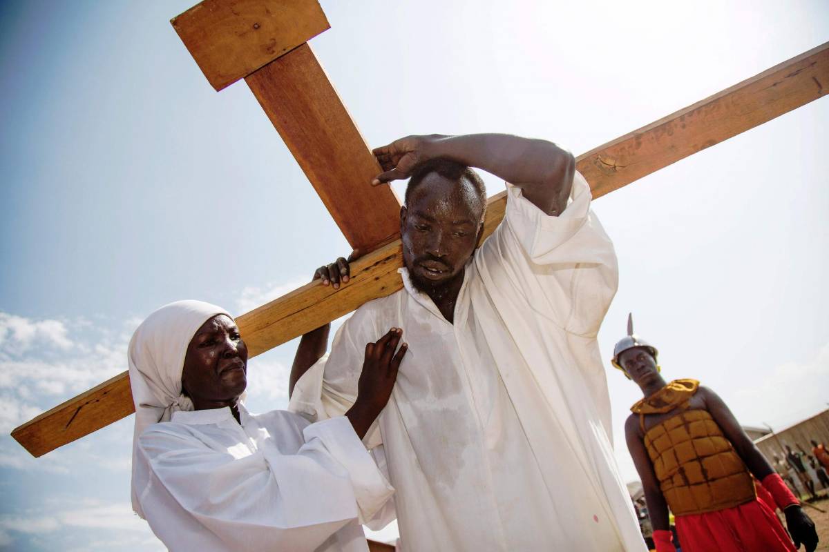 Un hombre personifica a Jesús en Sudán del Sur. FOTO AFP