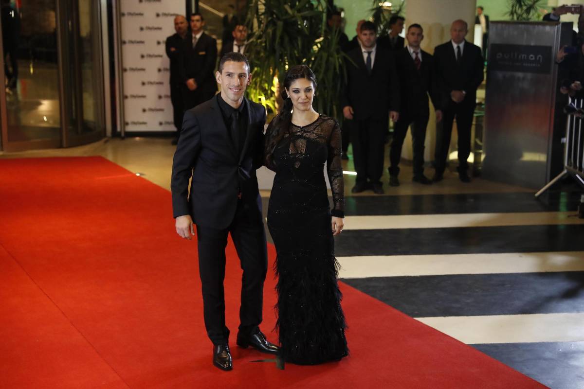 El jugador argentino Maxi Rodríguez (i) y su mujer Gabriela. FOTO EFE