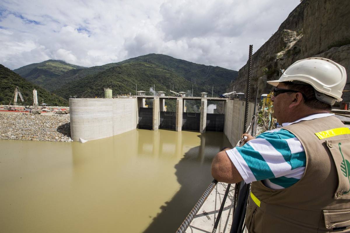 El nivel del embalse alcanzó la cota 405 metros sobre el nivel del mar y esto permitió la apertura de la compuerta. Foto Jaime Pérez