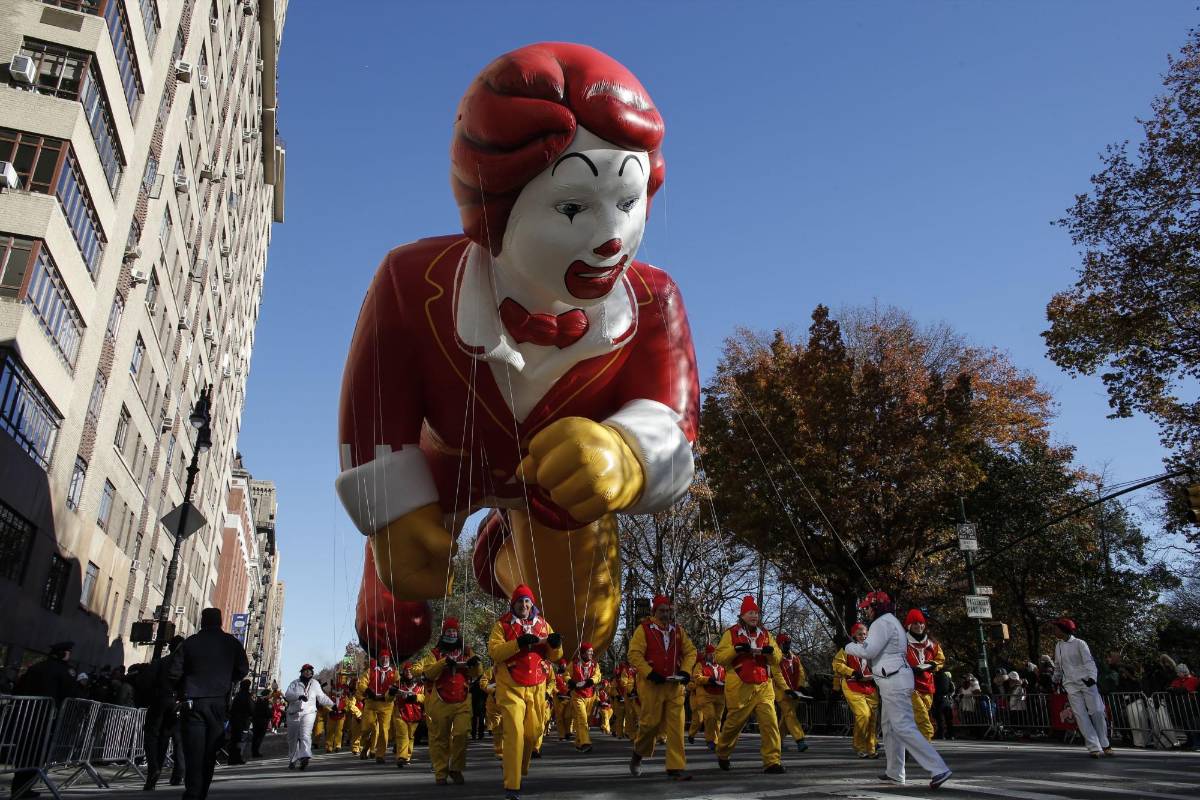 Los más pequeños disfrutaban con los globos gigantes que caracterizaban a personajes como Charlie Brown, Dragon Ball, Pikachu o Ronald McDonald. 