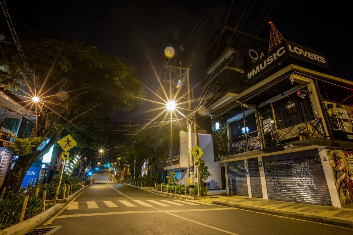 Calle 10 en El Poblado. Foto : Carlos Velázquez