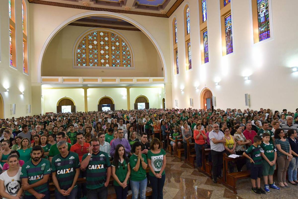 Seguidores y personas cercanas de los jugadores de Chapecoense muertos en la tragedia en Antioquia realizaron una misa por las víctimas que tuvo una participación masiva en Chapecó, Santa Katarina. FOTO AFP