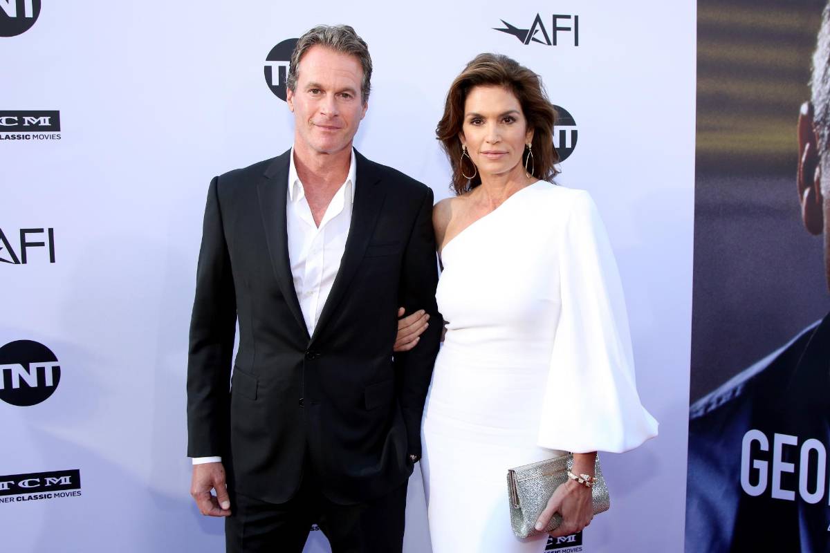 Cindy Crawfor y su esposo Rande Gerber. Foto cortesía de E! Entertainment Latin America tomada por Randall Michelson