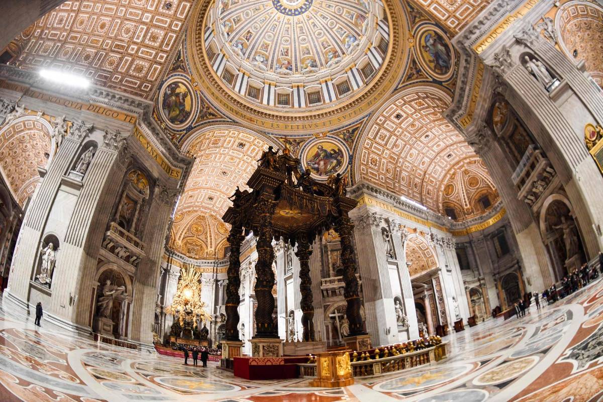 Con esta luz se puede admirar en detalle mosaicos de las naves laterales del templo y ahora muchas obras de arte que antes estaban a oscuras. FOTO Andreas Solaro / AFP