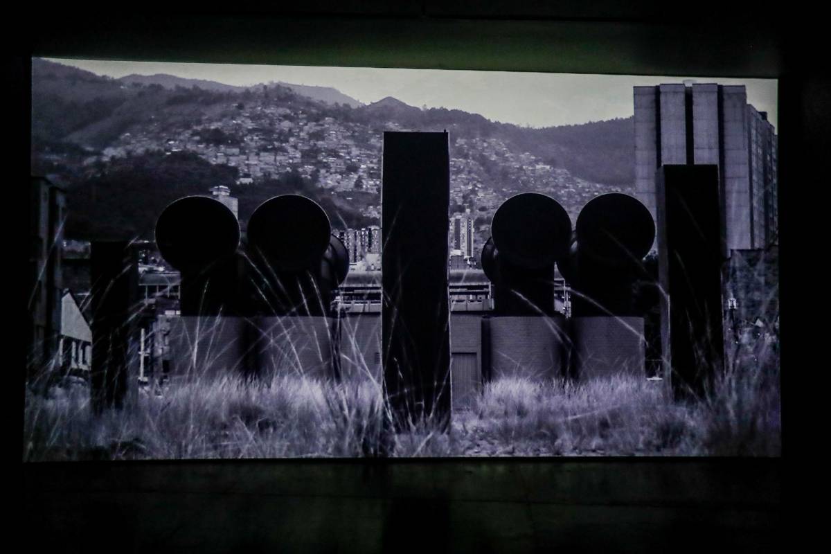 La obra del artista Pablo Mora, quiere mostrar sus “realidades ruinosas y vacías” Foto: Jaime Pérez.