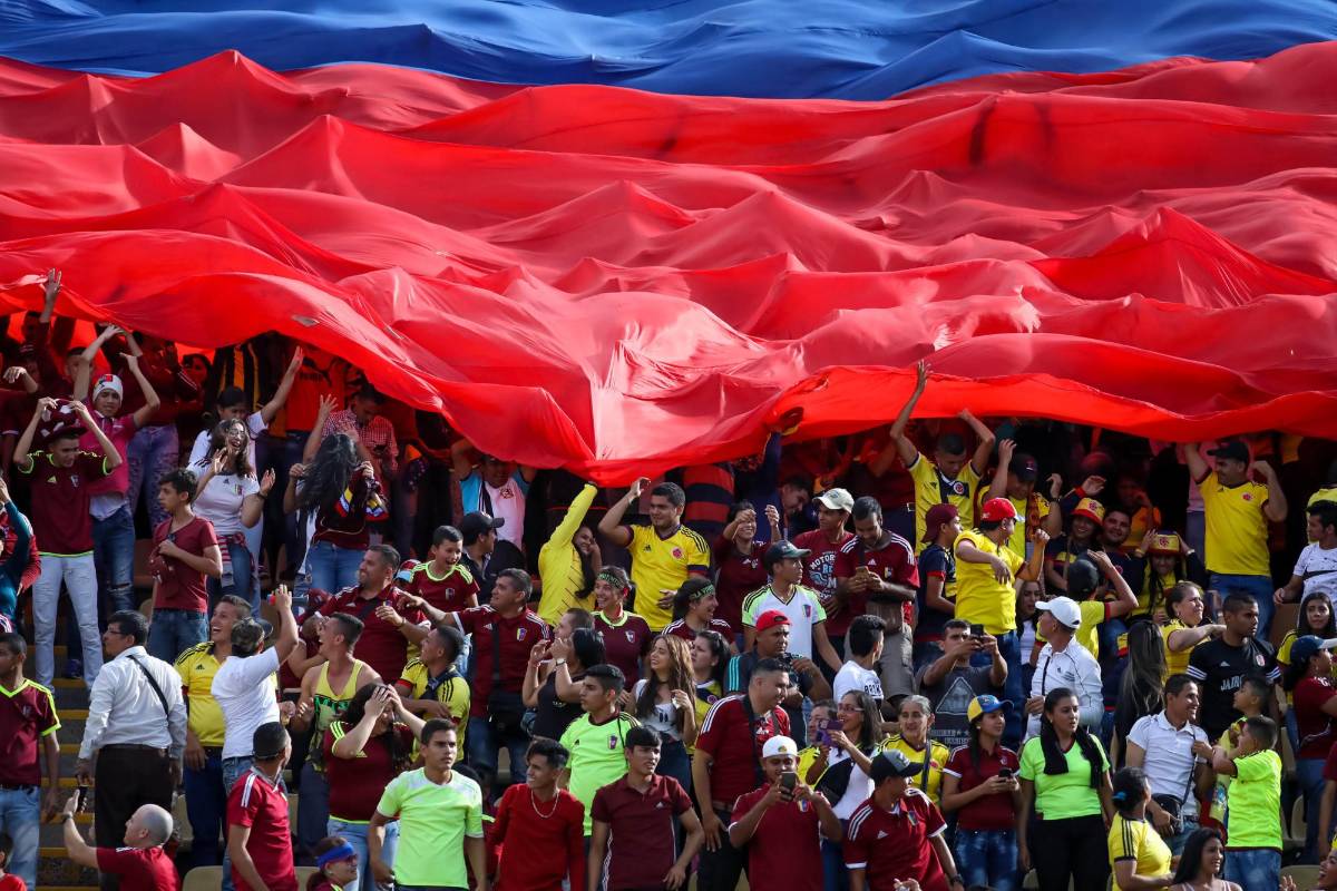 Las dos hinchadas disfrutaron en armonía del compromiso. FOTO EFE