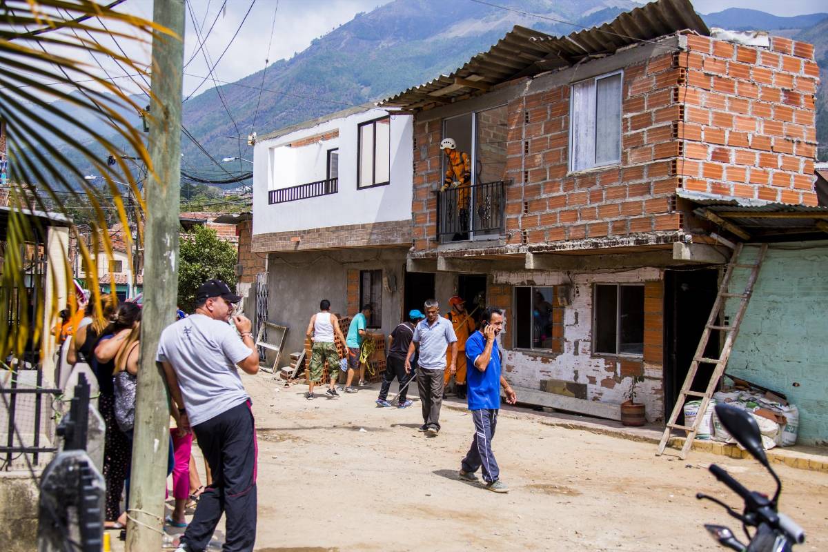El colapsó ocurrió alrededor de las 3 de la mañana. Los habitantes de las casas alcanzaron a salir antes del derrumbe. Foto: Carlos Velásquez