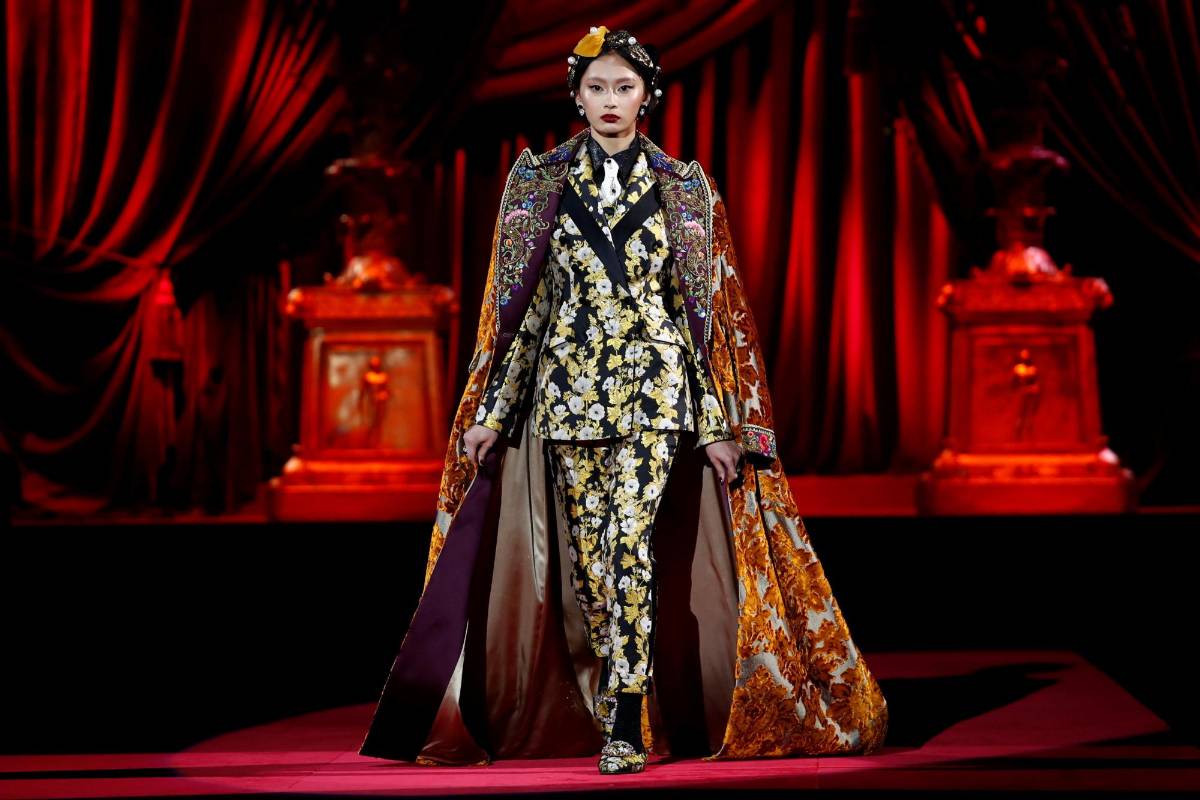 Una modelo presenta una creación de Dolce y Gabbana durante la Semana de la Moda de Milán. Foto: REUTERS